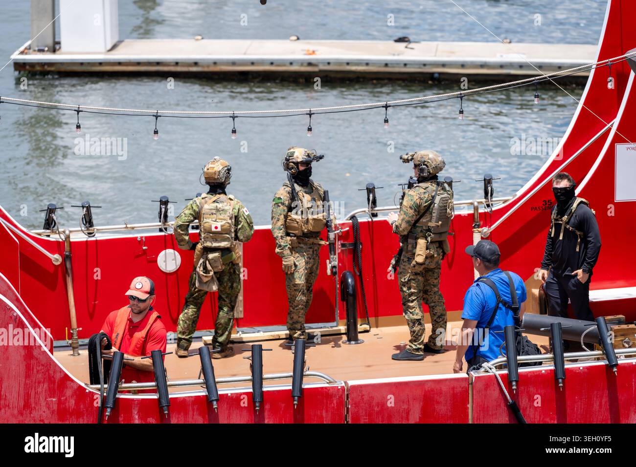 Tampa, Florida, Stati Uniti. 20 maggio 2026. Operatori speciali della nazione partner, tra cui un soldato in un camuffamento con bandiera giapponese, palco sul ponte superiore del Th Foto Stock
