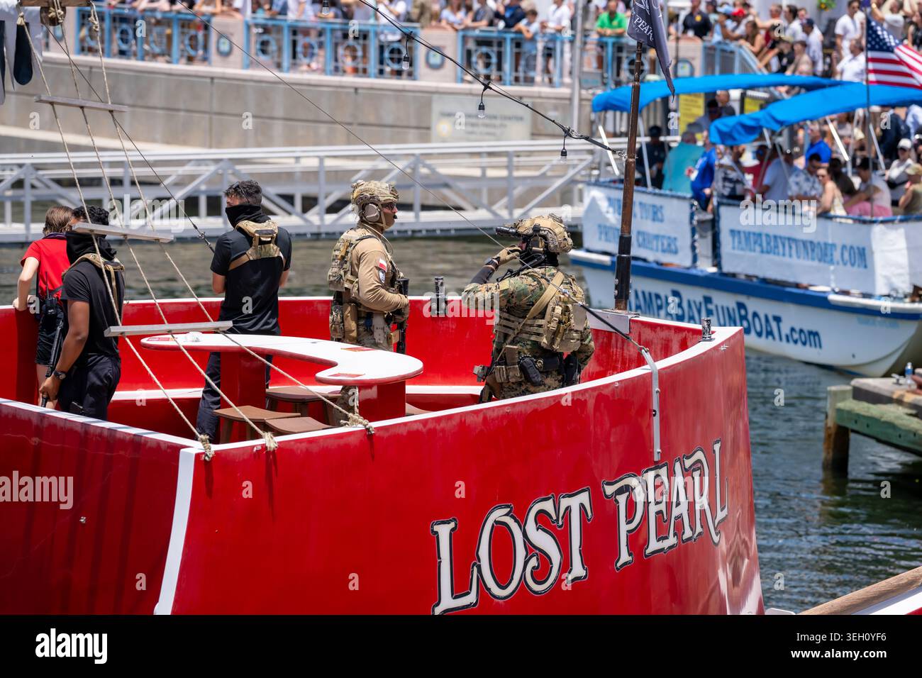 Tampa, Florida, Stati Uniti. 20 maggio 2026. Gli operatori speciali statunitensi e della nazione partner assicurano il ponte di poppa del tour in barca a tema pirata Lost Pearl Foto Stock