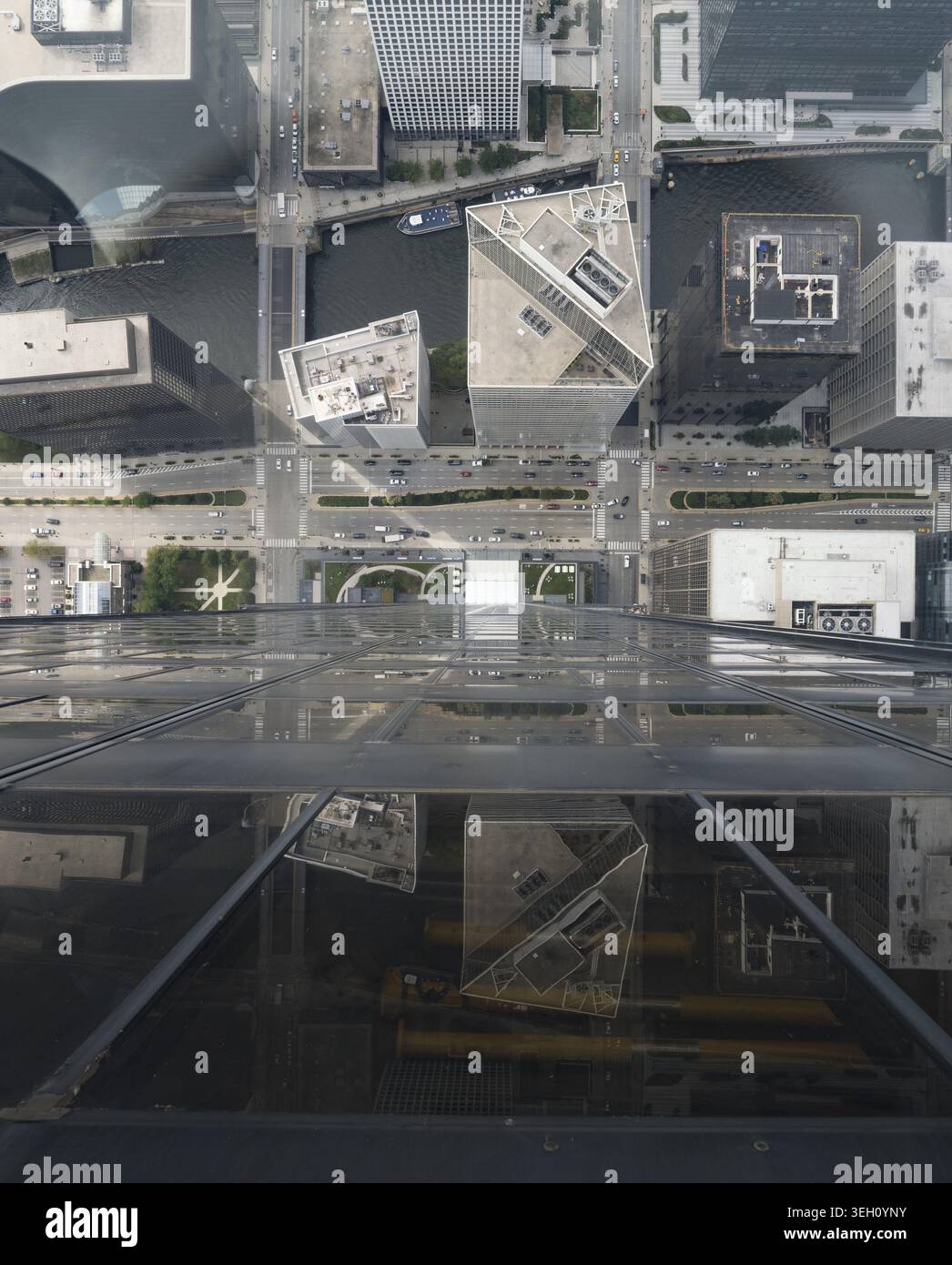 Chicago, Stati Uniti - 15 settembre 2025: Vista del fiume Chicago e delle strade cittadine con traffico e moderni tetti architettonici da un alto angolo Foto Stock
