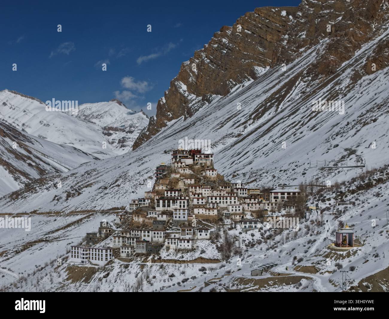 Kaza, India - 28 gennaio 2026: Vista del Monastero di Key incastonato contro le cime innevate dell'Himalaya nella Valle degli Spiti sotto un cielo azzurro. Foto Stock