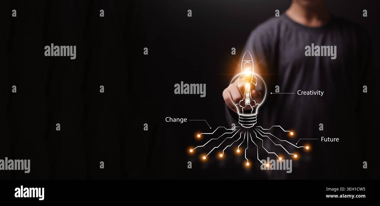 Bambino che tocca l'icona luminosa della lampadina innovativa Rocket su uno spazio di copia scuro. Creatività, cambiamento, tecnologia del futuro, apprendimento digitale, lancio di startup, n Foto Stock