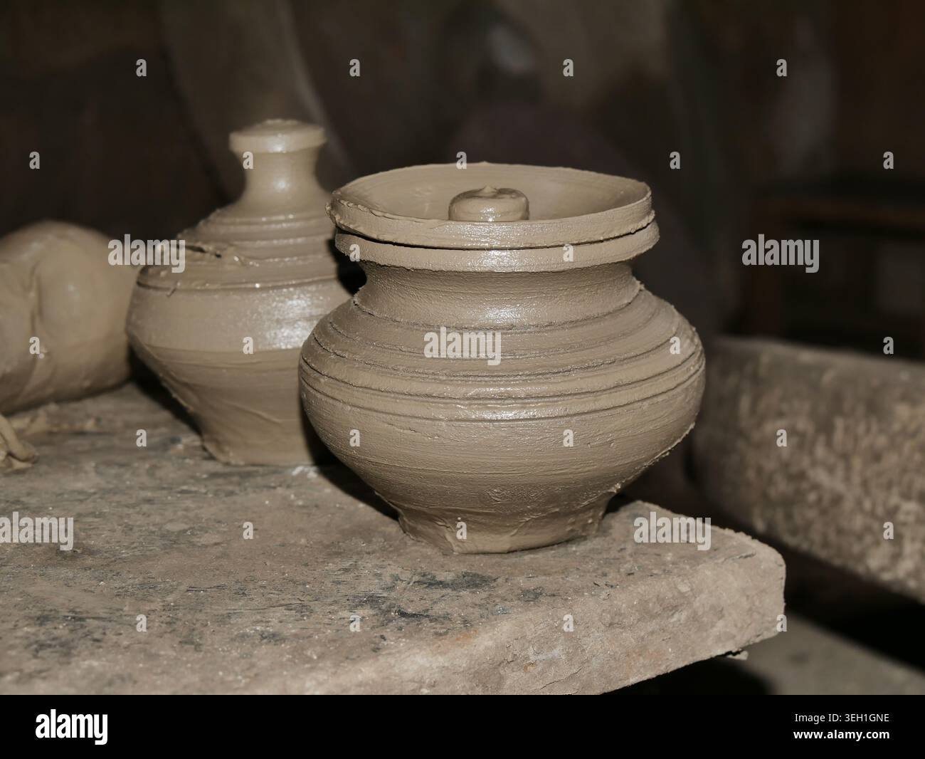 Ceramiche fresche fatte a mano e non cotte in argilla, chiamate anche "greenware". artigianato tradizionale Foto Stock