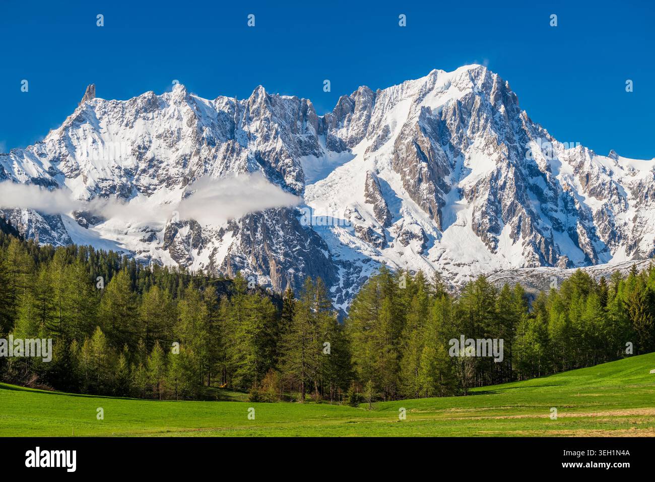Vista panoramica sul massiccio del Monte bianco, Petosan, la Thuile, Valle d'Aosta, Italia Foto Stock