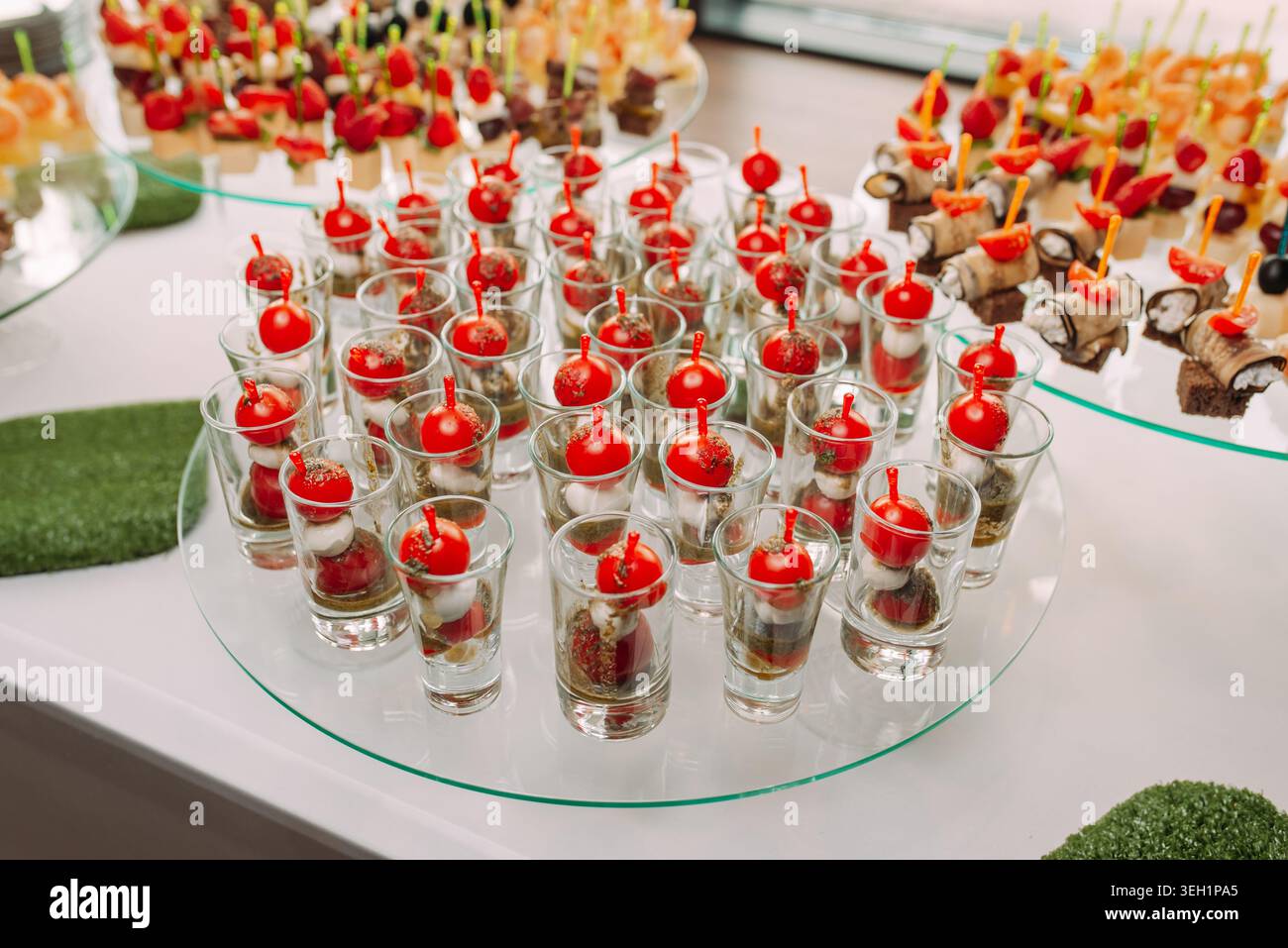 Stuzzichini e stuzzichini assortiti su vassoi per un buffet di vacanza Foto Stock
