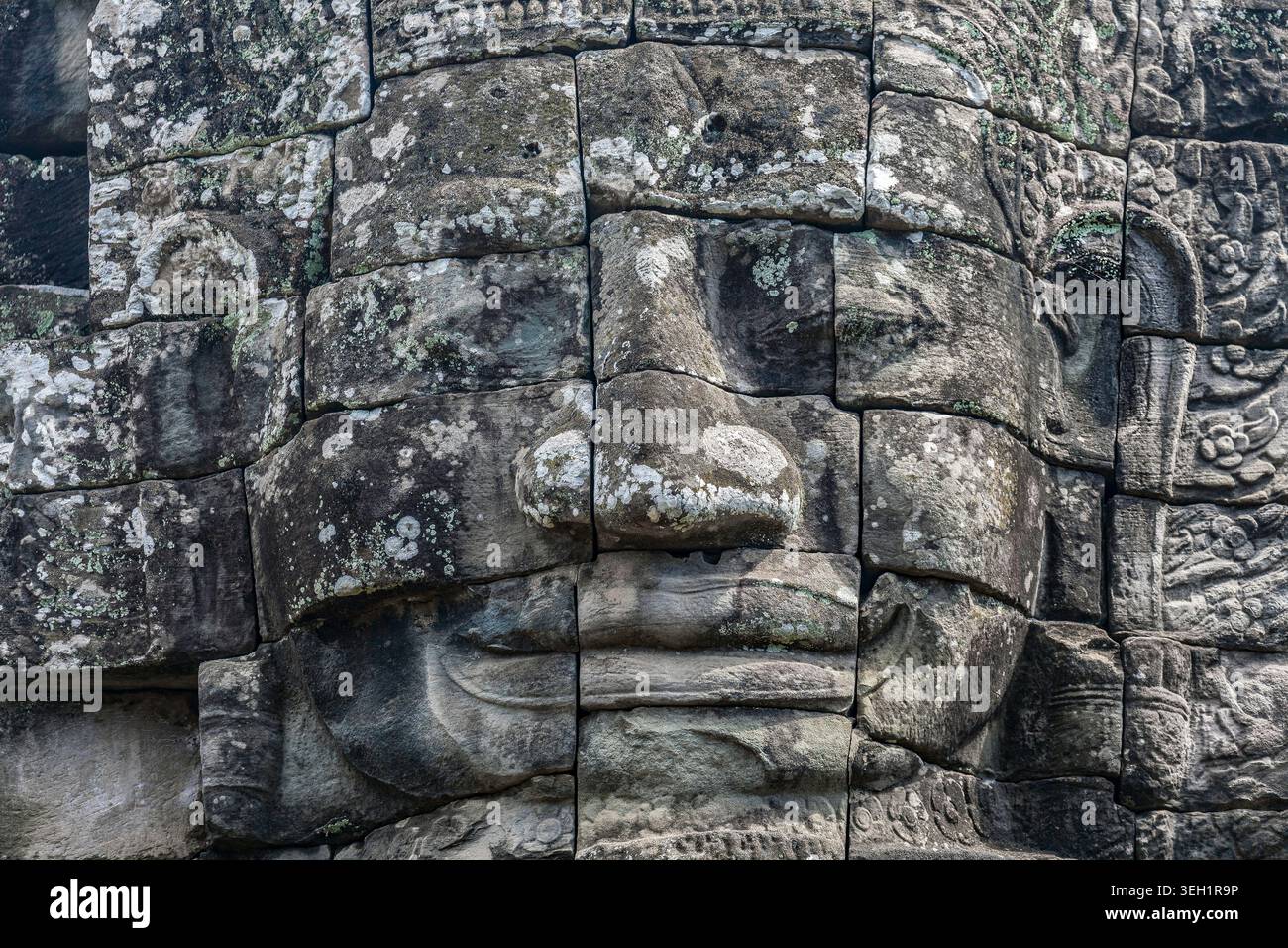 Primo piano della testa scolpita gigante al Bayon, Angkor Thom, Cambogia Foto Stock