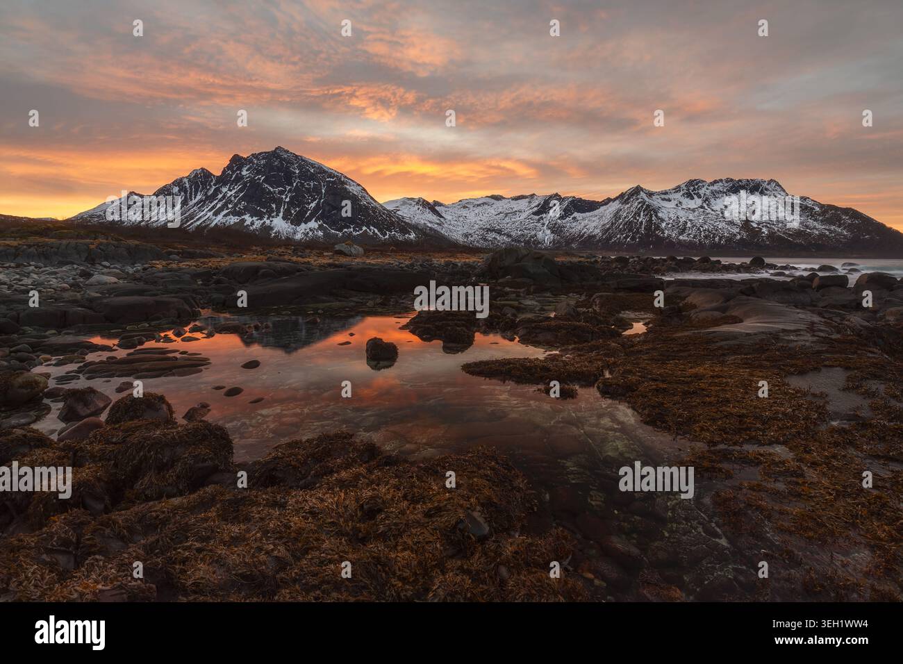 Tramonto invernale a Ballesvika, Senja, Norvegia Foto Stock