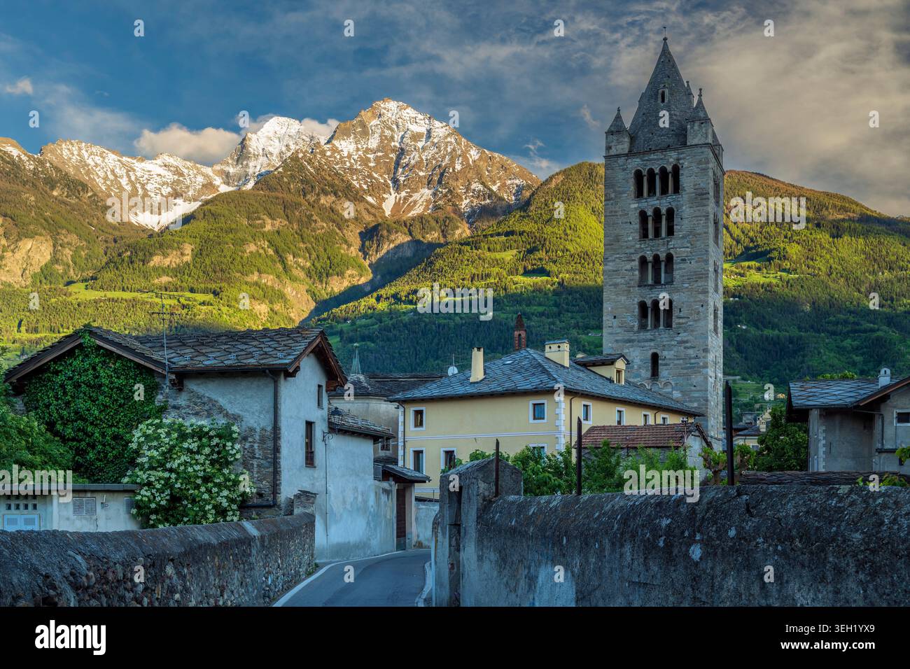 Campanile della Collegiata di Sant'Urso, Aosta, Valle d'Aosta, Italia Foto Stock