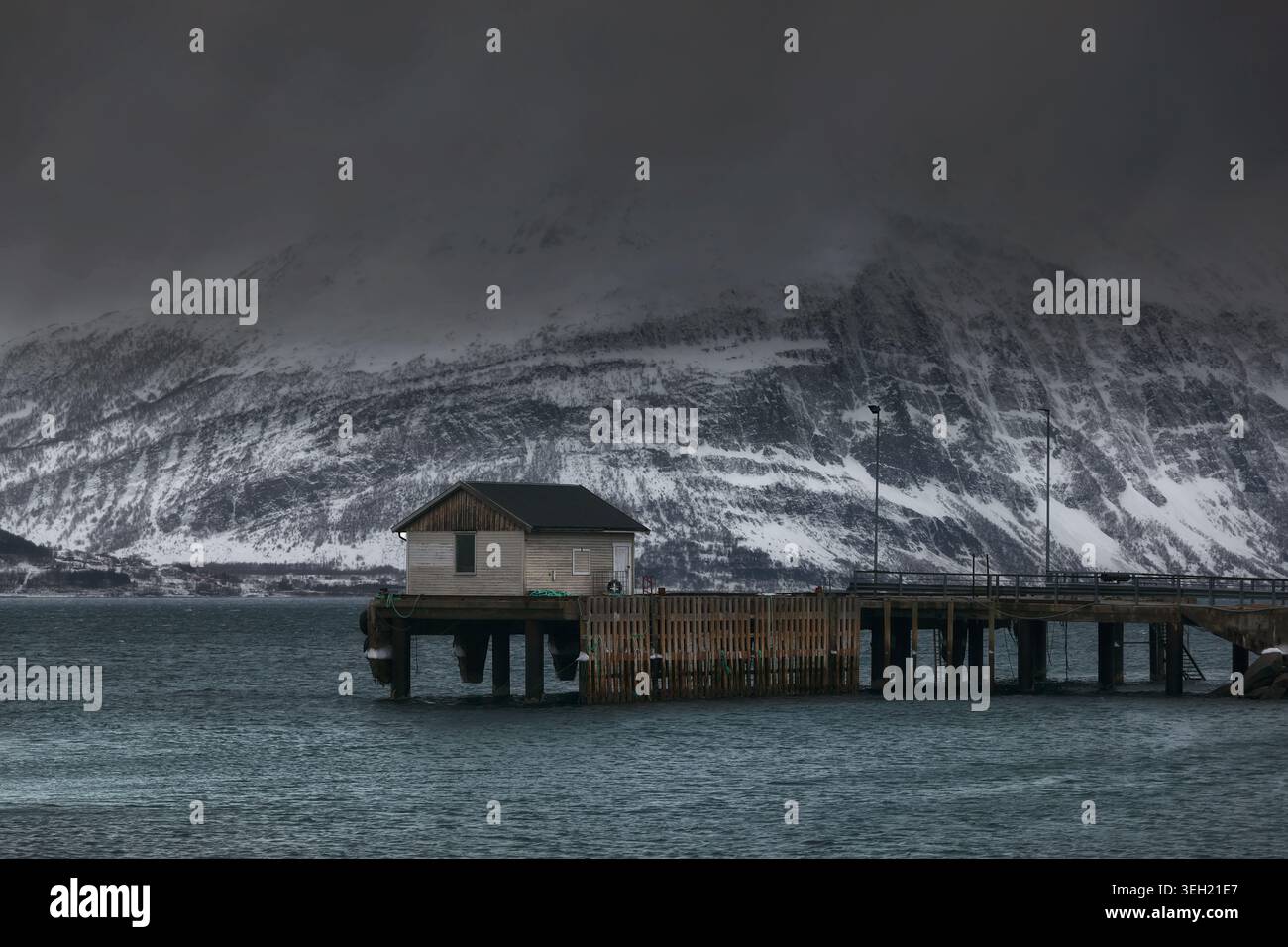 Cabina isolata in un fiordo a Senja, Norvegia Foto Stock