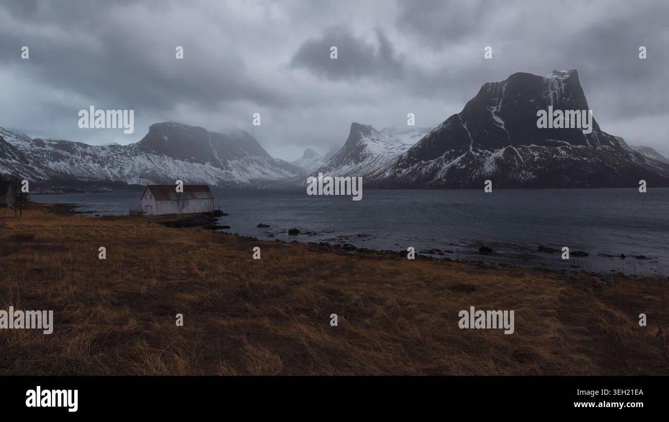 Cabina isolata in un fiordo a Senja, Norvegia Foto Stock