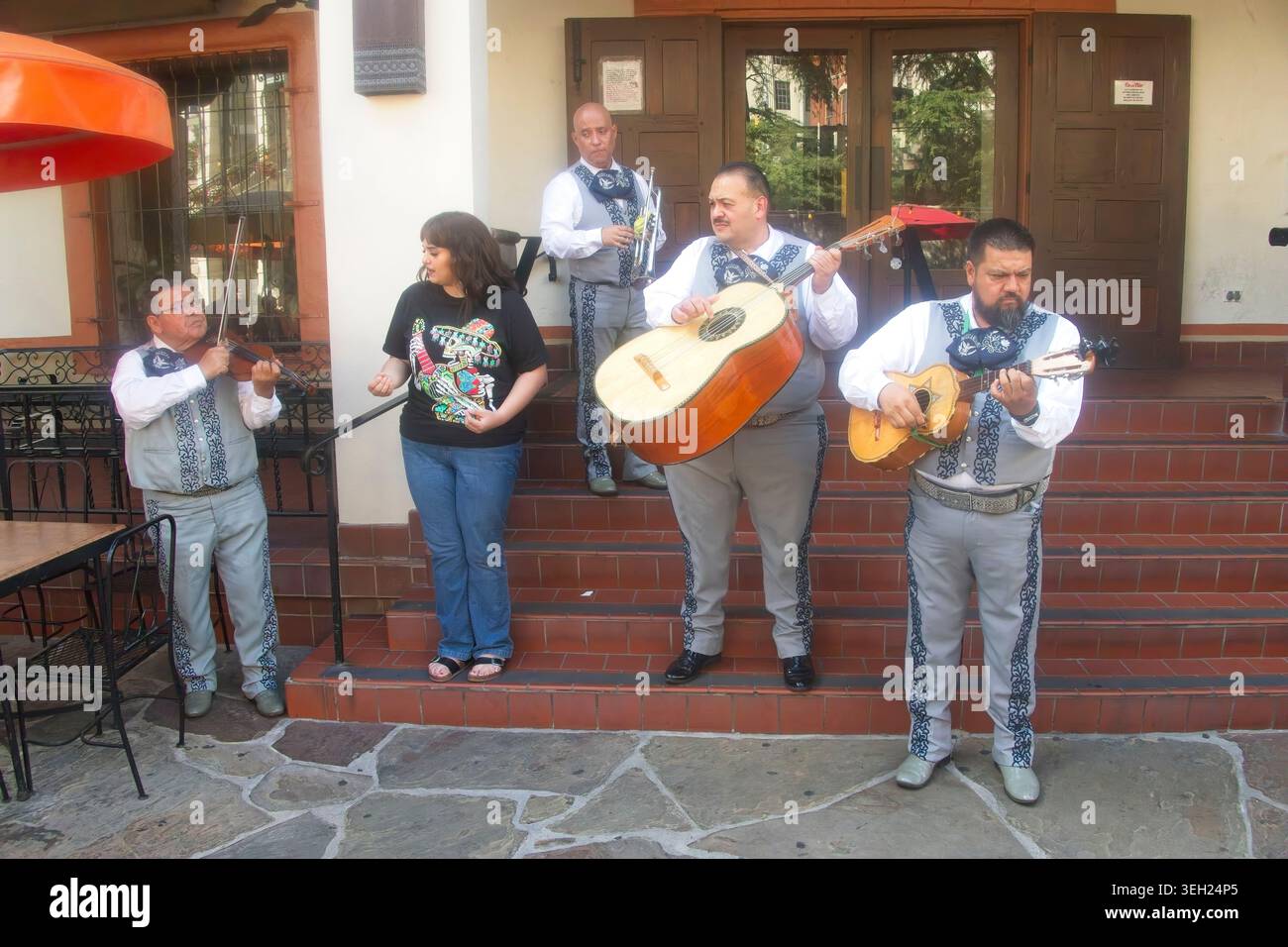 Una band tradizionale Mariachi esegue musica folk dal vivo in un patio del ristorante lungo il fiume San Antonio in Texas. Foto Stock