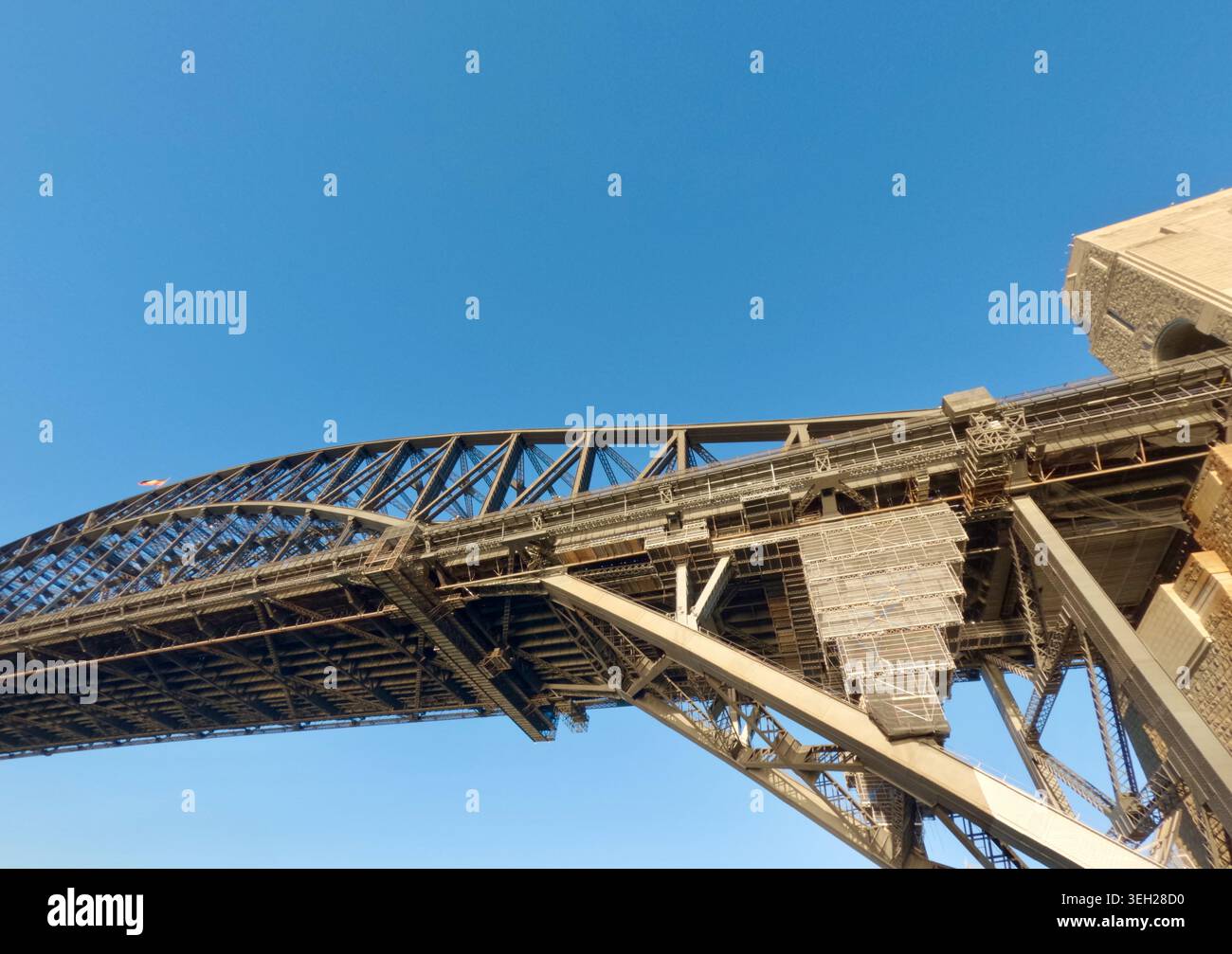 Sydney Harbour Bridge, capriata d'acciaio e pilone di granito dal basso Foto Stock