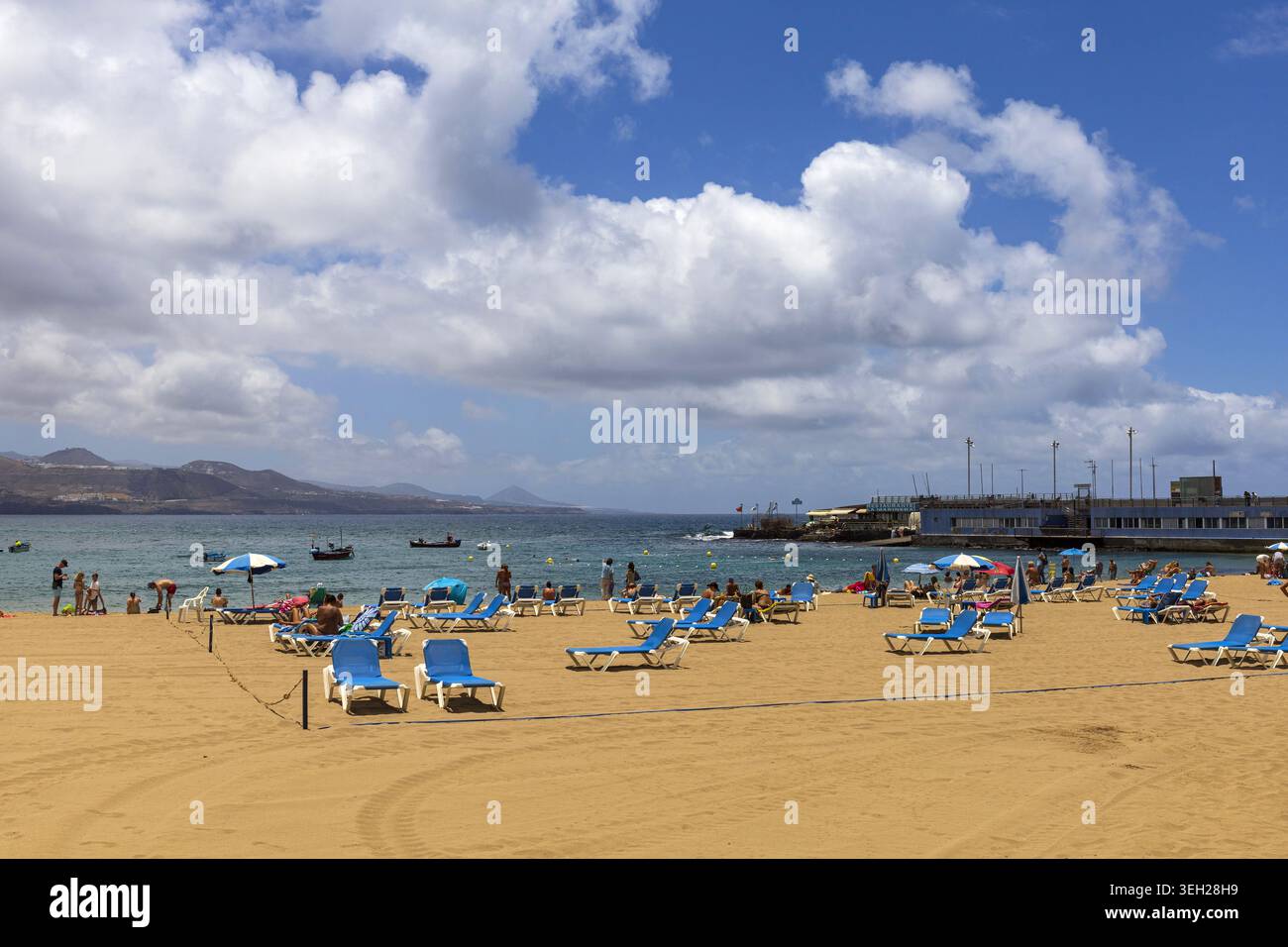 Persone che si rilassano sulla spiaggia di Las Canteras sotto le nuvole spettacolari a Las Palmas de Gran Canaria, Isole Canarie, Spagna. Foto Stock