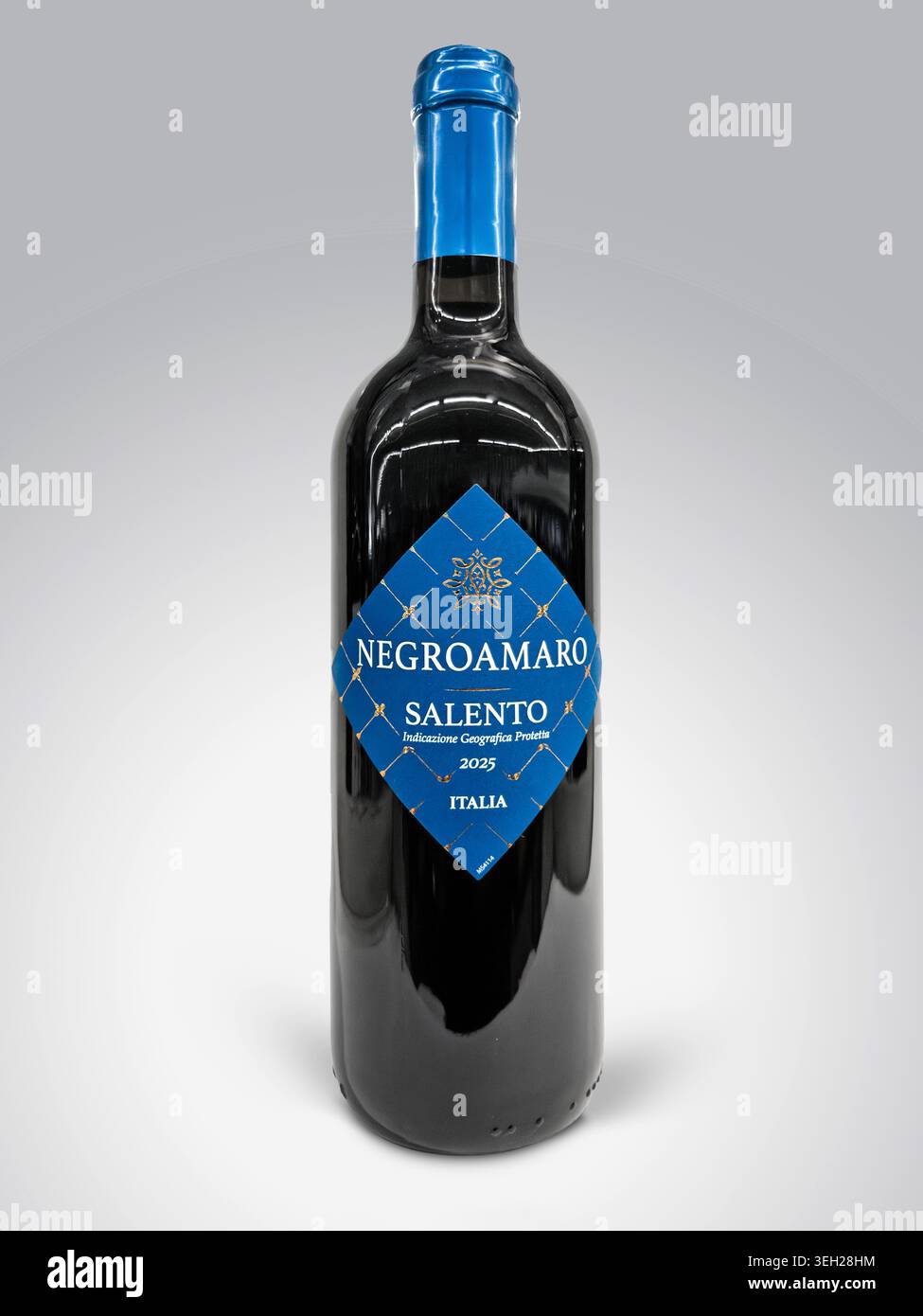 Italia, Puglia – 21 maggio 2026: Bottiglia di Negroamaro Salento IGP con etichetta blu su fondo grigio, vino rosso pugliese venduto da Lidl Foto Stock