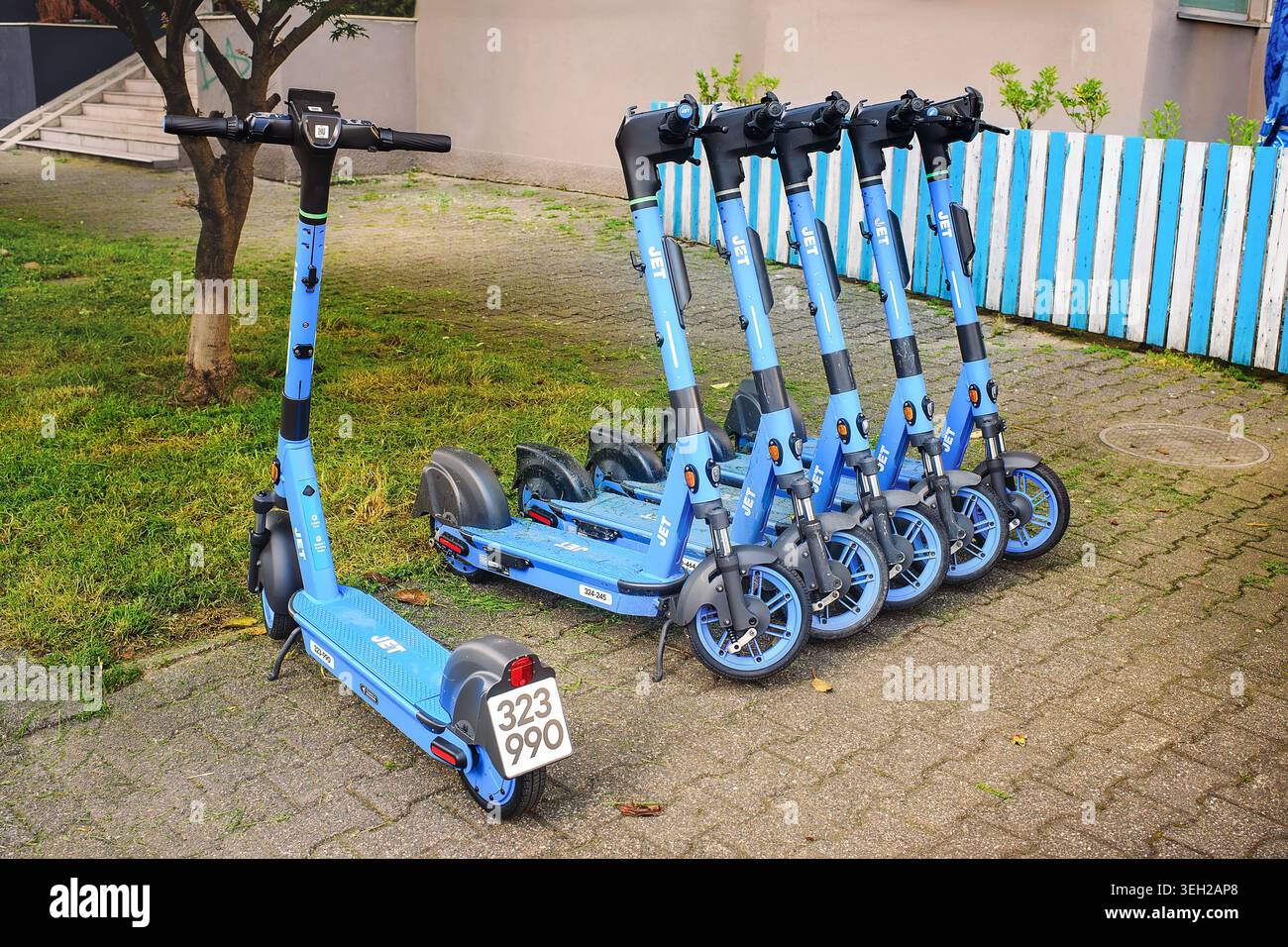 Batumi, Georgia - 20 maggio 2026: Scooter elettrici blu del servizio di noleggio Jet sharing parcheggiati su una linea del marciapiede. Foto Stock