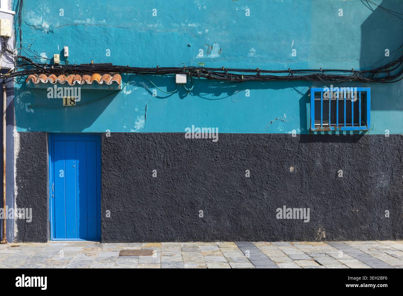 Facciata minimalista blu e nera della casa nella città costiera di Las Palmas, Gran Canaria, Isole Canarie, Spagna. Foto Stock