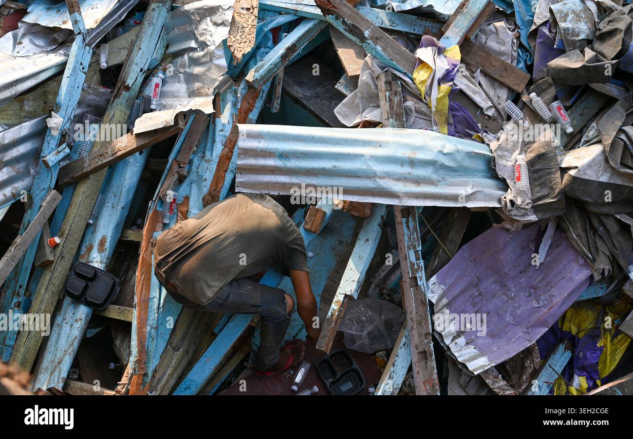 MUMBAI, INDIA - 21 MAGGIO: I residenti recuperarono oggetti domestici dai detriti a Garib Naghar, Bandra, mentre la Western Railway iniziò a rimuovere circa 400 capanne non autorizzate vicino alla stazione ferroviaria di Bandra, su ordine del tribunale, il 21 maggio 2026 a Mumbai, India. A parte circa 100 case ammissibili, quasi 500 shanties a Garib Nagar furono raso al suolo durante l'operazione. Il terzo giorno della demolizione, quasi il 90% delle baraccopoli è stato raso al suolo, ha detto Vineet Abhishek, capo delle pubbliche relazioni, Western Railway. L'operazione, supportata dalla polizia di Mumbai e dalla polizia ferroviaria, continuerà per 4 giorni Foto Stock