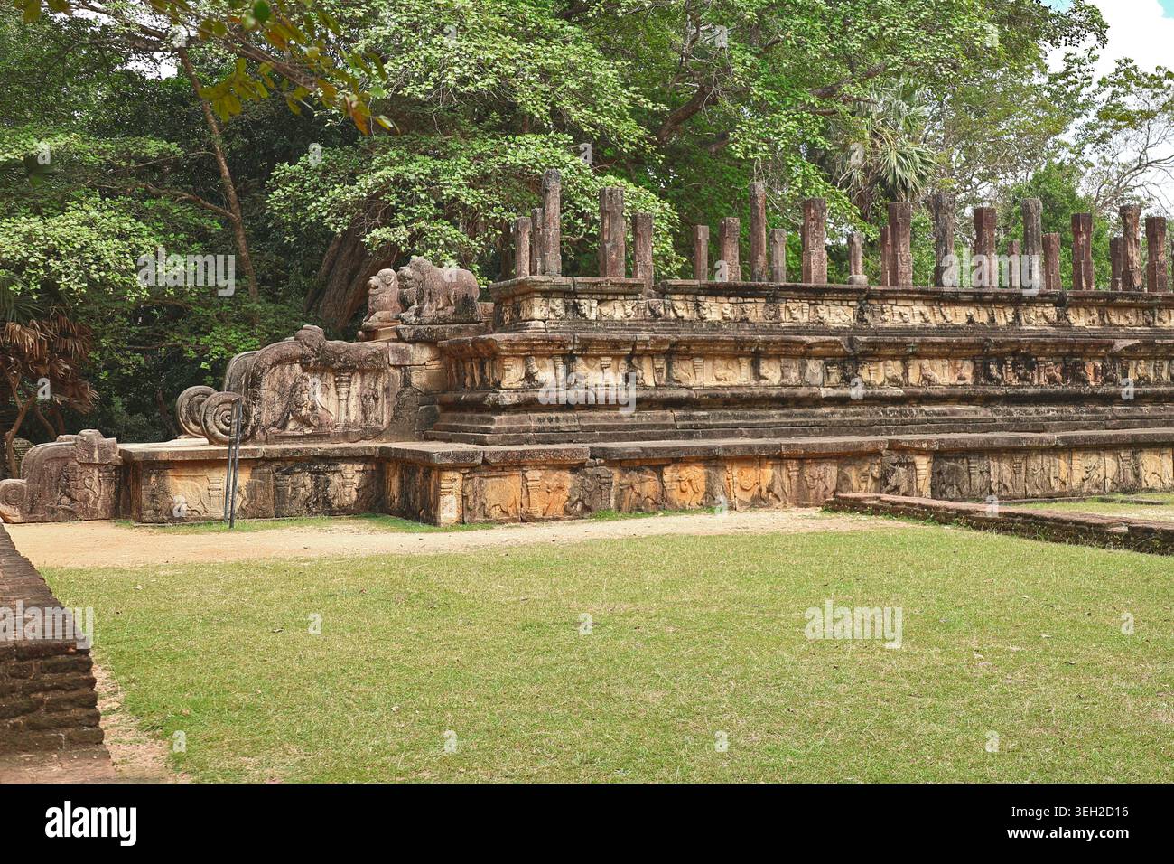 La camera del Consiglio di re Parakramabahu era il principale centro della legislazione e del governo di Polonnaruwa, nel XII secolo, nello Sri Lanka Foto Stock