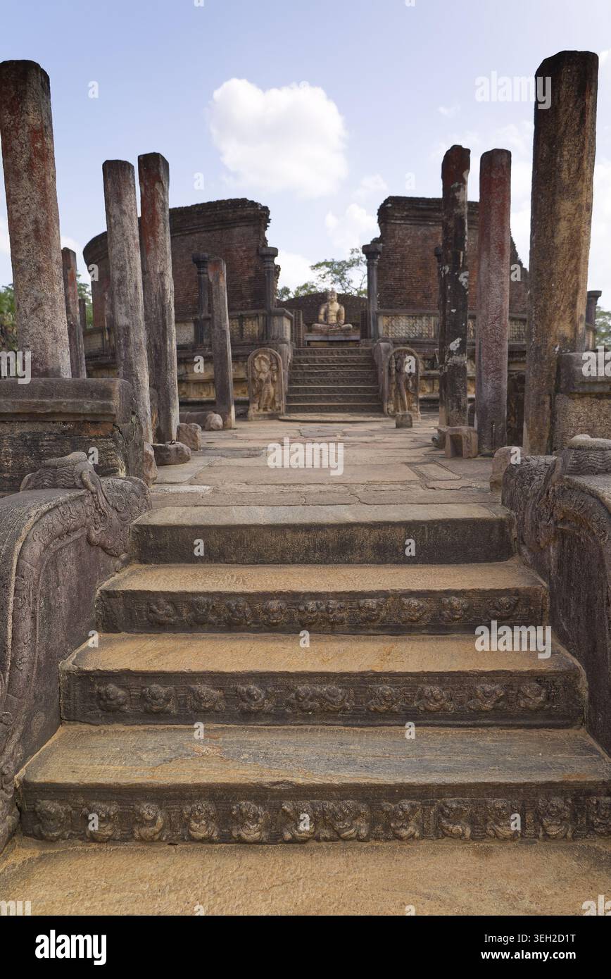 La Polonnaruwa Vatadage o Circular Relic House, Sri Lanka, si pensa che abbia conservato la reliquia del dente o della ciotola dell'elemosina del Buddha Foto Stock