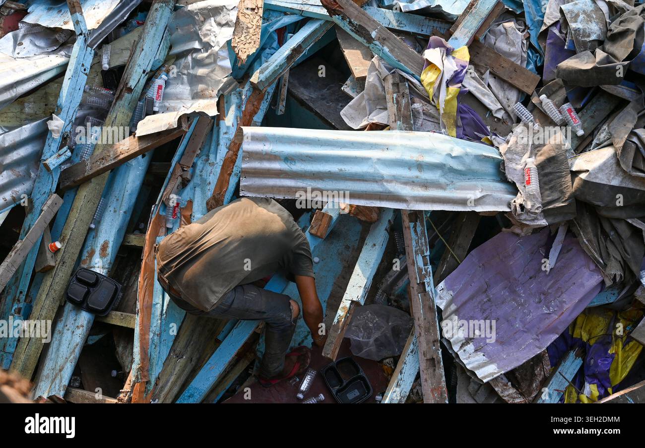 MUMBAI, INDIA - 21 MAGGIO: I residenti recuperarono oggetti domestici dai detriti a Garib Naghar, Bandra, mentre la Western Railway iniziò a rimuovere circa 400 capanne non autorizzate vicino alla stazione ferroviaria di Bandra, su ordine del tribunale, il 21 maggio 2026 a Mumbai, India. A parte circa 100 case ammissibili, quasi 500 shanties a Garib Nagar furono raso al suolo durante l'operazione. "Il terzo giorno della demolizione, quasi il 90% delle baraccopoli è stato raso al suolo", ha dichiarato Vineet Abhishek, Chief Public Relations Officer della Western Railway. L'operazione, supportata dalla polizia di Mumbai e dalla polizia ferroviaria, proseguirà per 4D. Foto Stock