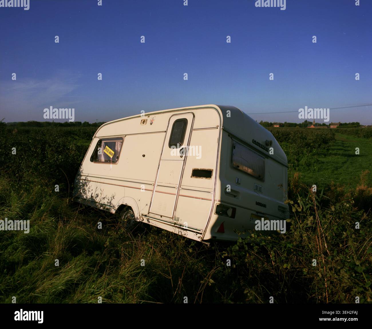 Una carovana abbandonata sul ciglio della strada. Foto Stock