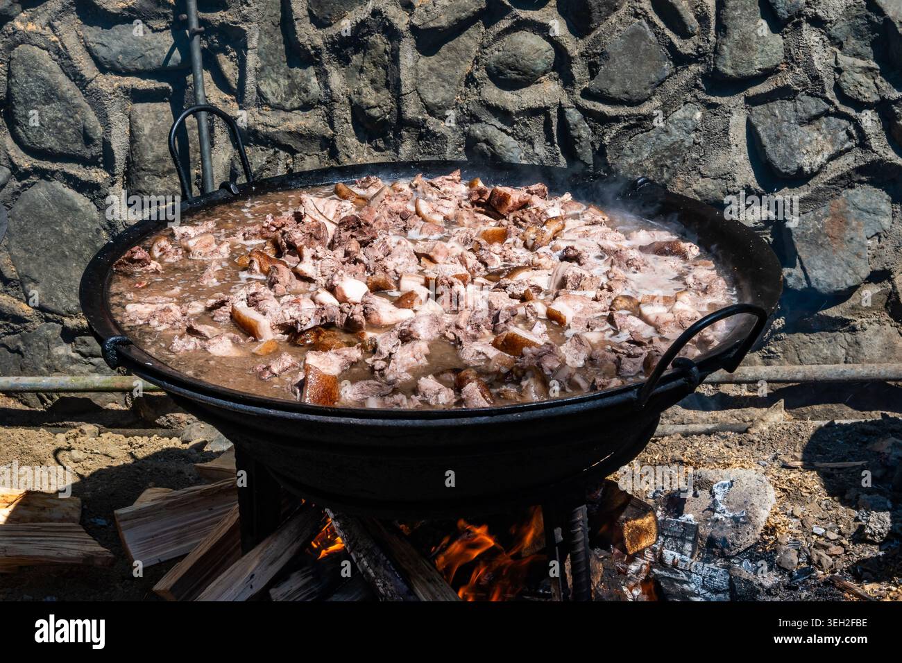 Lechon Kawali, un piatto tradizionale di carne di maiale grassa fritta in una pentola grande. Luzon, Filippine. Foto Stock