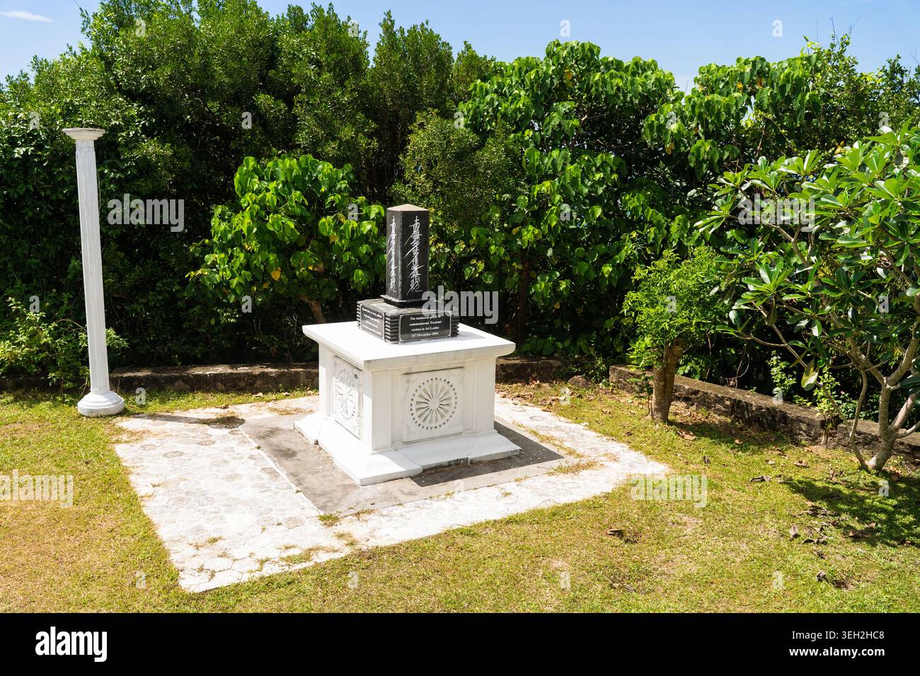 Vista della Pagoda della Pace Giapponese - monumento Rumassala con una colonna nera e base bianca circondato da lussureggianti alberi verdi a Unawatuna, Provin meridionale Foto Stock