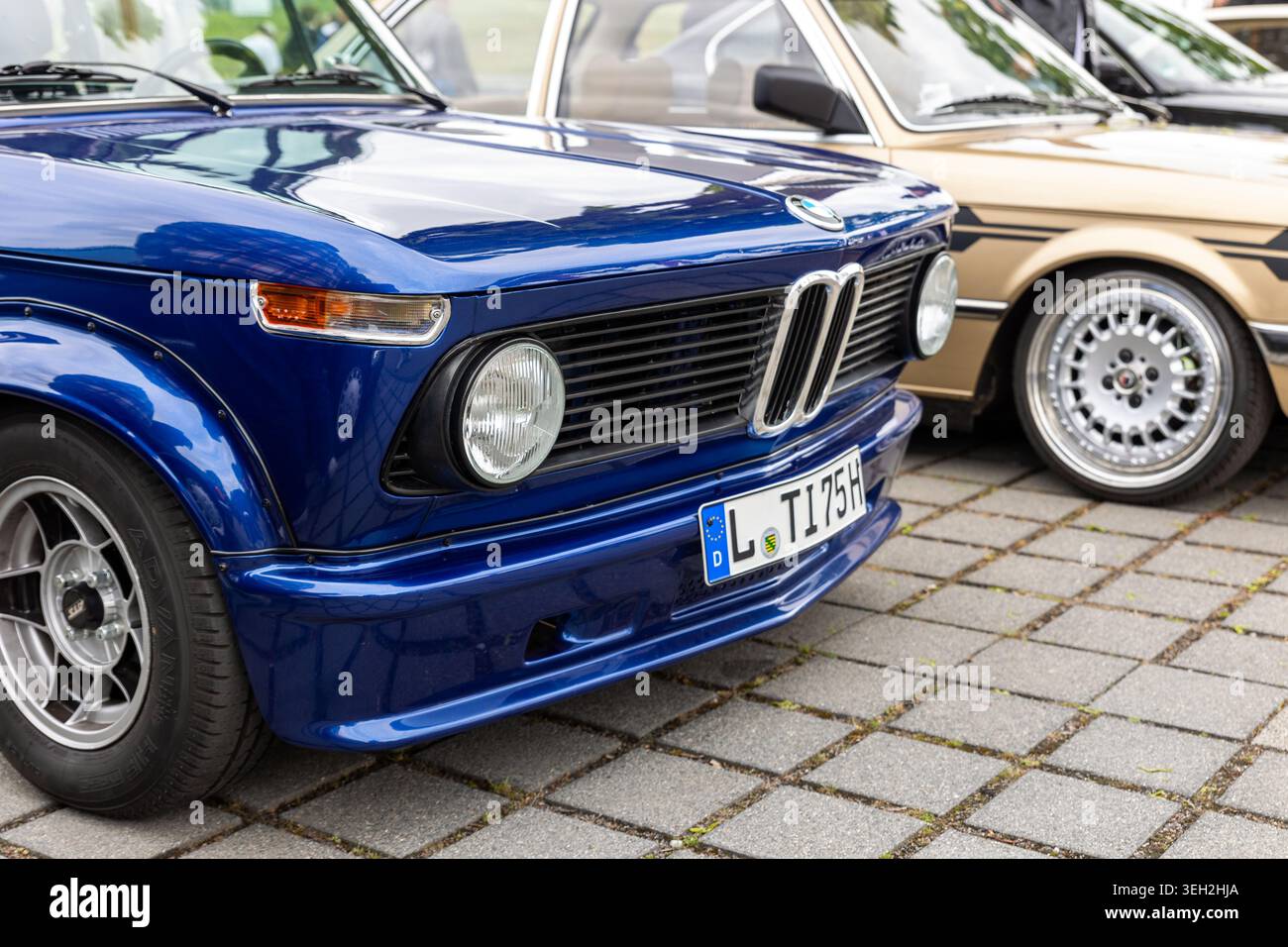Lipsia, Germania - 9 maggio 2026. Vista ravvicinata blu BMW 2002 Classic automobile iconica calandra dettaglio cromato carrozzeria vintage veicolo retrò parcheggiato Foto Stock