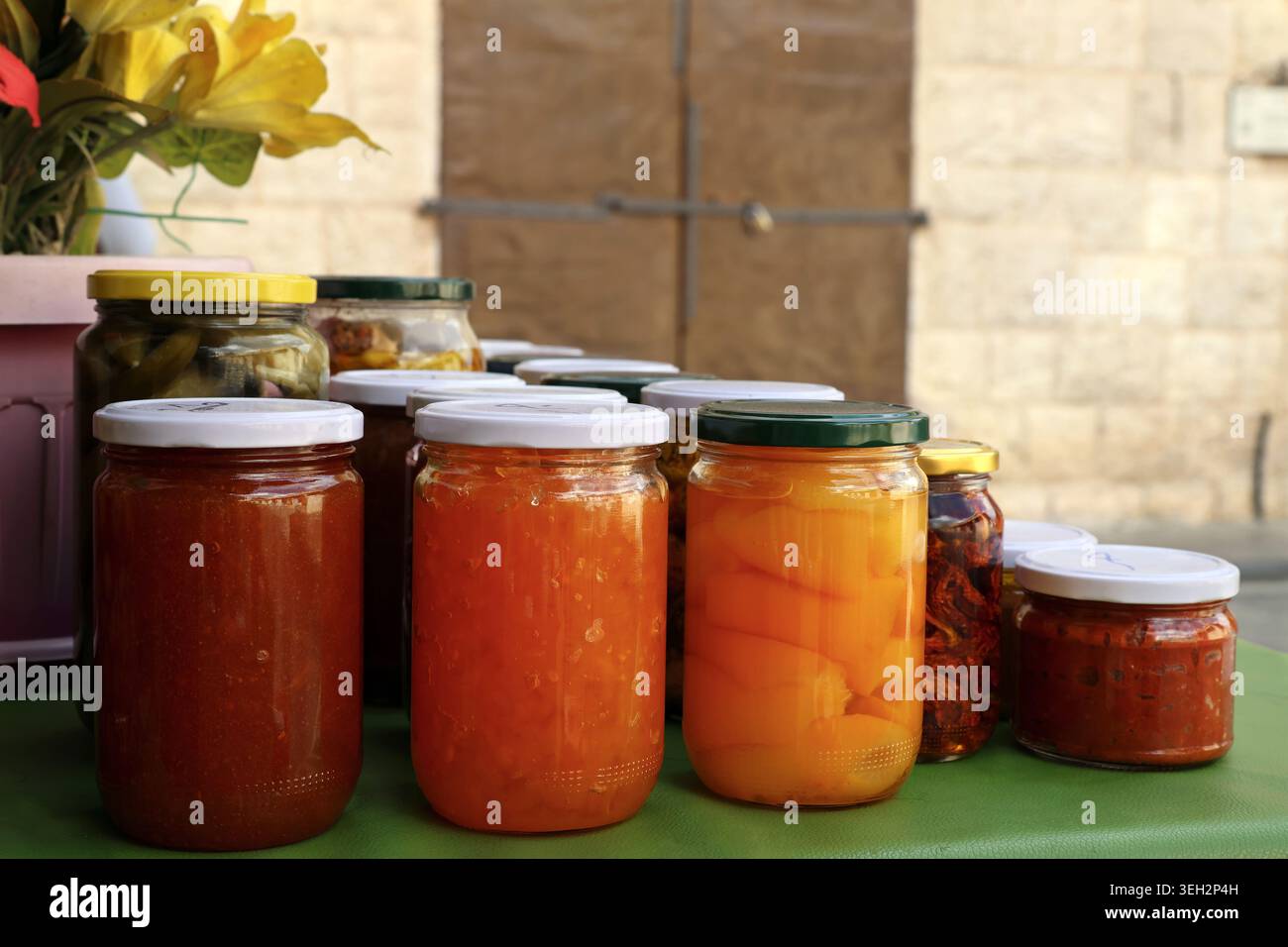 Una mostra di marmellate tradizionali nel tradizionale suk di Douma, Libano. Foto Stock