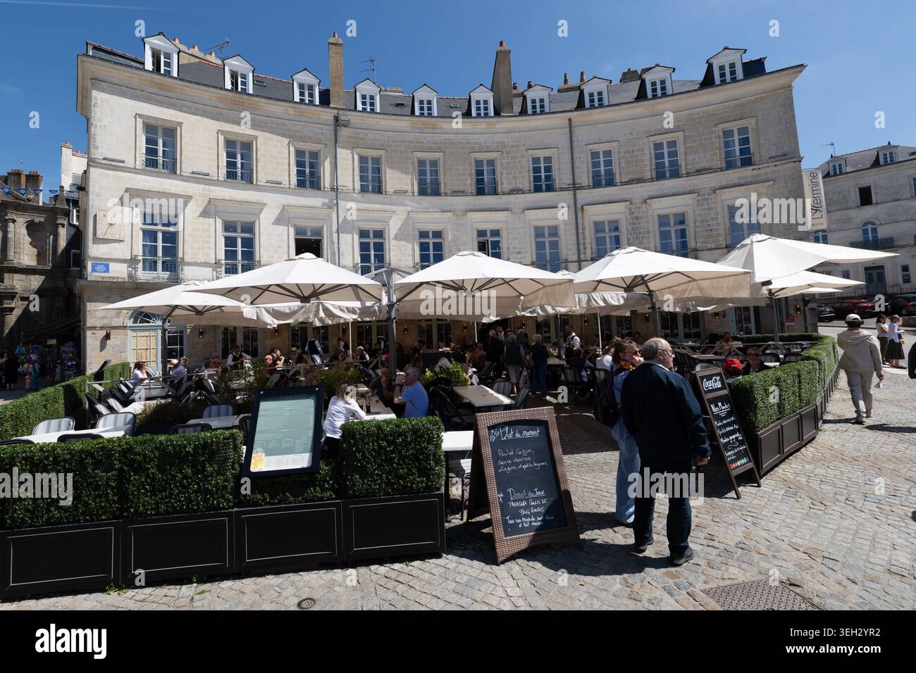 Terrazza ristorante all'aperto con cena in una piazza storica di Vannes, Bretagna, Francia Foto Stock