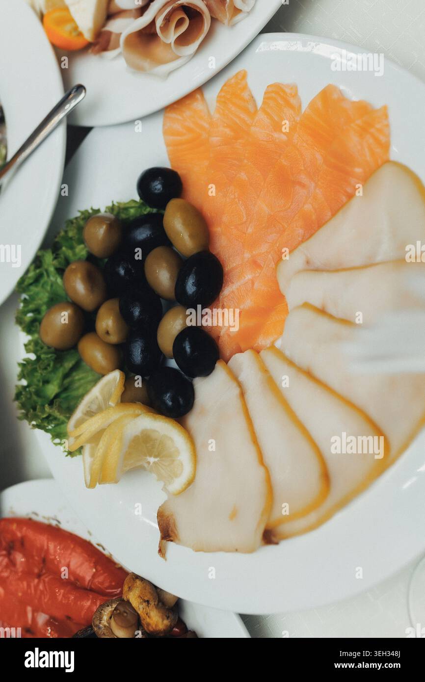 I piatti contengono pesce fresco e colorato e carni Foto Stock