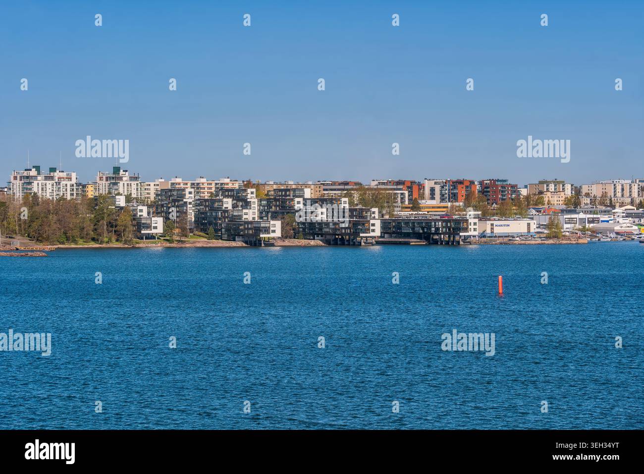 Appartamenti sul lungomare nella città di Helsinki, capitale della Finlandia. Vista dello skyline dal Mar Baltico. Foto Stock