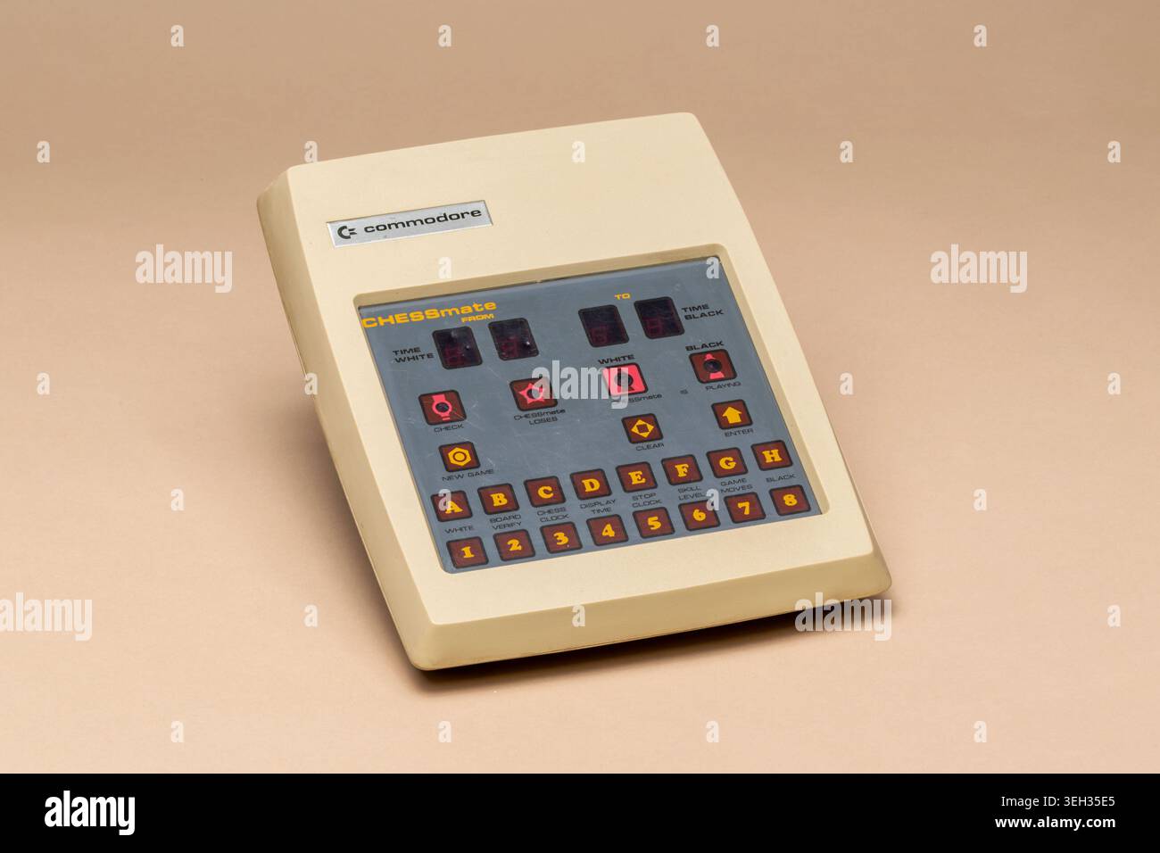 Pavia, Lombardia, Italia - 30 marzo 2026: Commodoro Chessmate computer elettronico scacchi dal 1979. Design beige con bottoni a scacchi, su un dorso beige Foto Stock