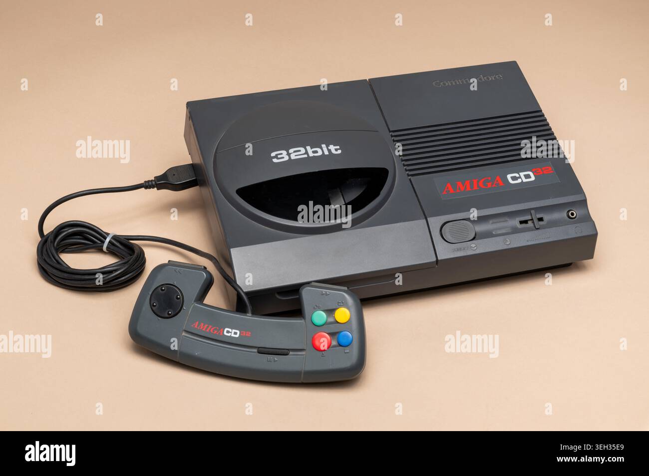 Pavia, Lombardia, Italia - 30 marzo 2026: Console di gioco Commodore Amiga CD32 a 32 bit dal 1993 con controller gamepad originale. Raro gioco rétro c Foto Stock