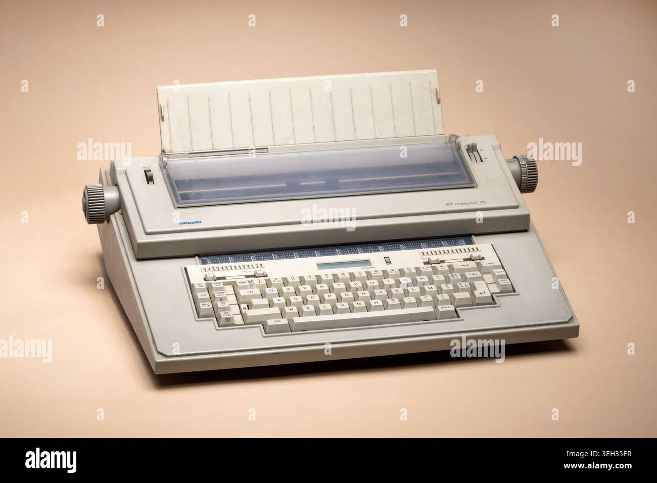 Pavia, Lombardia, Italia-30 marzo 2026: Macchina da scrivere elettronica Olivetti ET Compact 70 degli anni '1980 Design grigio con tastiera completa e carta caricata, o Foto Stock