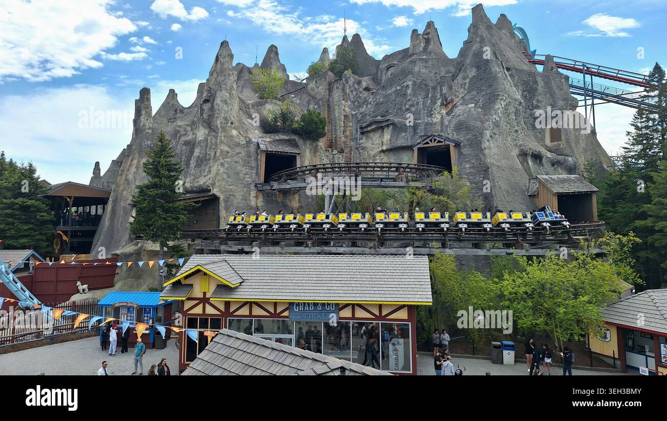 Toronto, ON, Canada - 20 maggio 2026: Un'emozionante montagna russa a Wonderland attira folle in una giornata di sole, offrendo un'esperienza divertente. Foto Stock