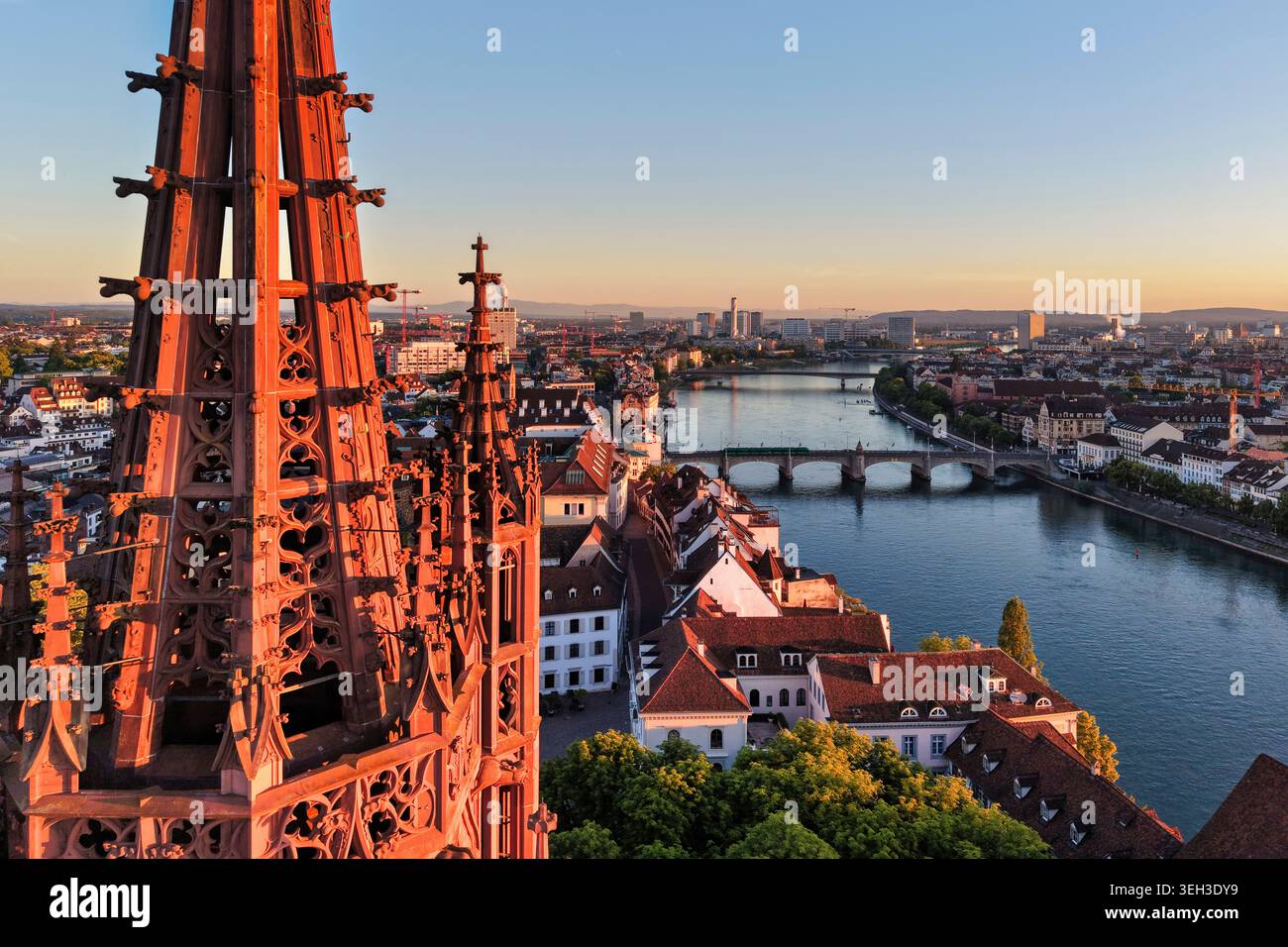 Basilea, primavera, Reno, Svizzera, Basilea, skyline, Münster, Canton Baselstadt, alba, atmosfera mattutina, data Foto Stock