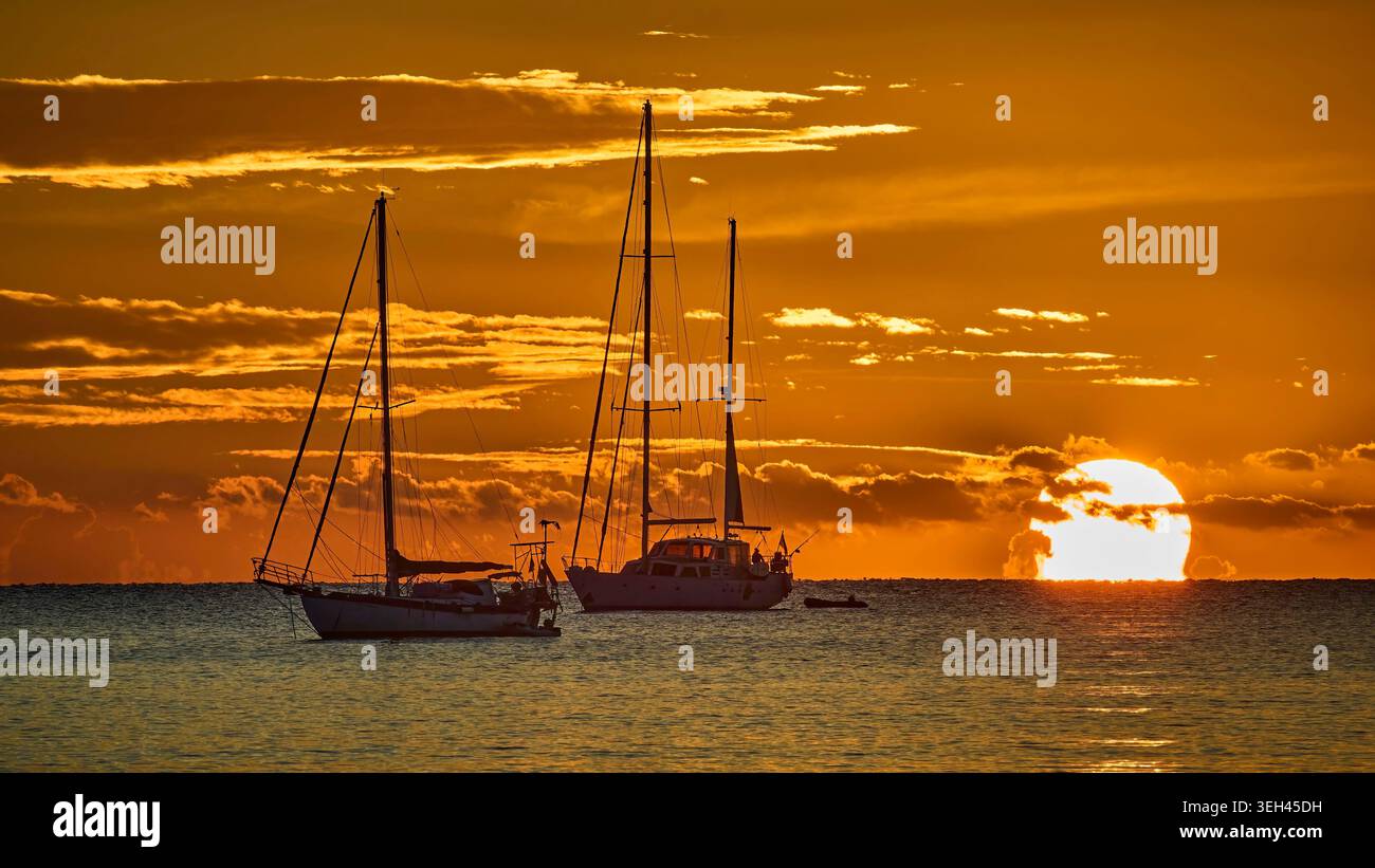 Ecco che arriva il sole. Spiaggia di Talamanca, Ibiza, Spagna. Foto Stock