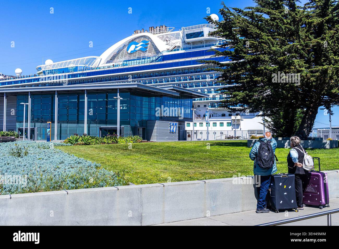 Passeggeri della crociera con valigie al molo 27 del terminal delle navi da crociera James R. Herman a San Francisco, California, con la nave da crociera Ruby Princess Foto Stock