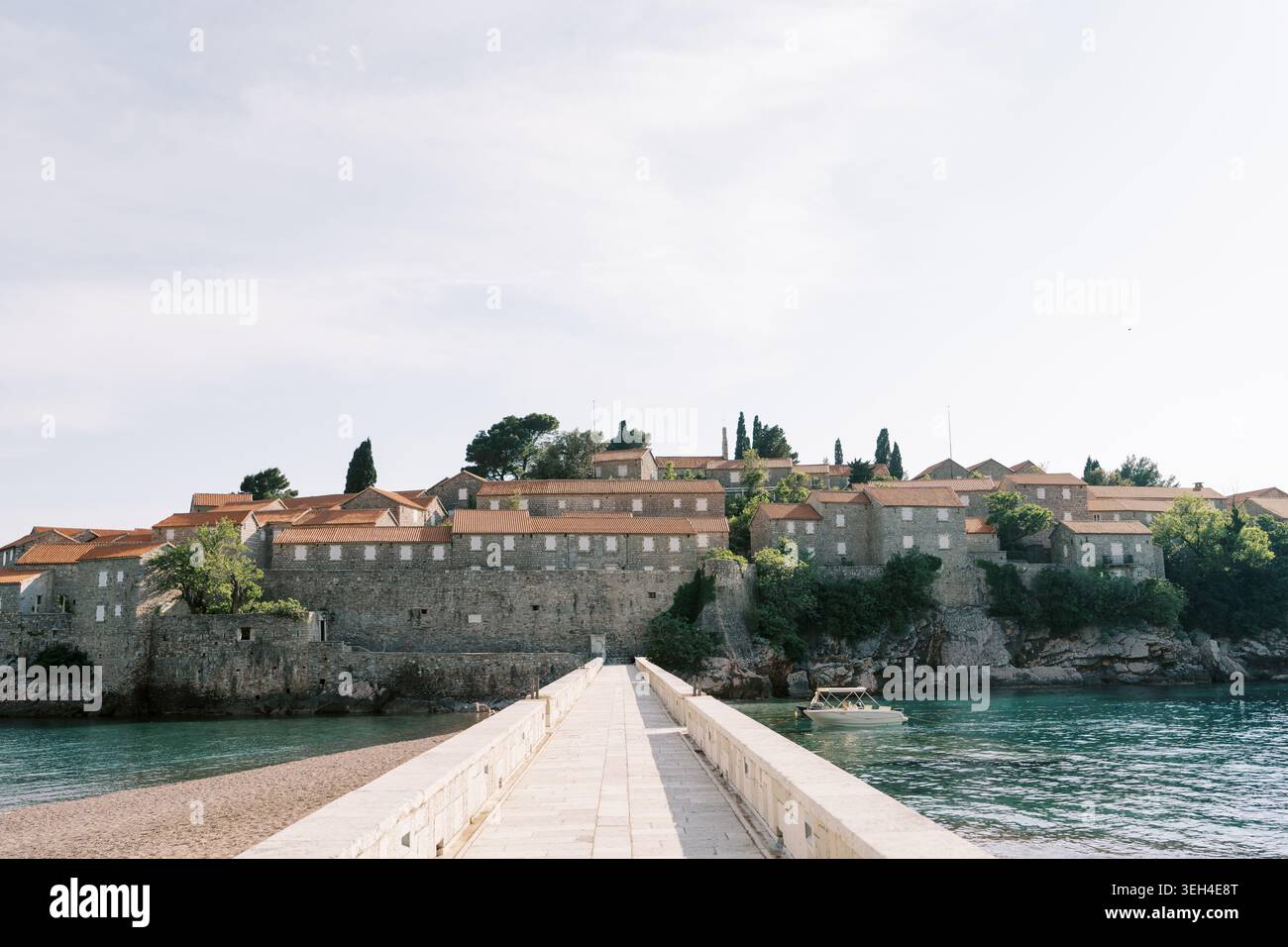 Ponte di pietra che conduce all'isola di Sveti Stefan in Montenegro Foto Stock
