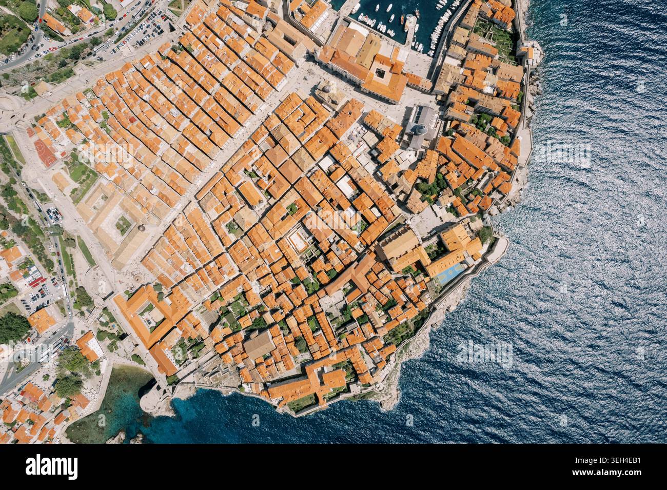 Vista aerea della città vecchia di Dubrovnik e della costa adriatica Foto Stock
