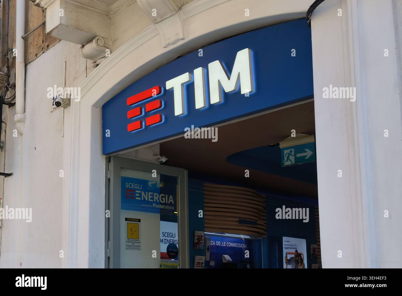 Logo TIM visualizzato sulla segnaletica dei negozi di telecomunicazioni Foto Stock