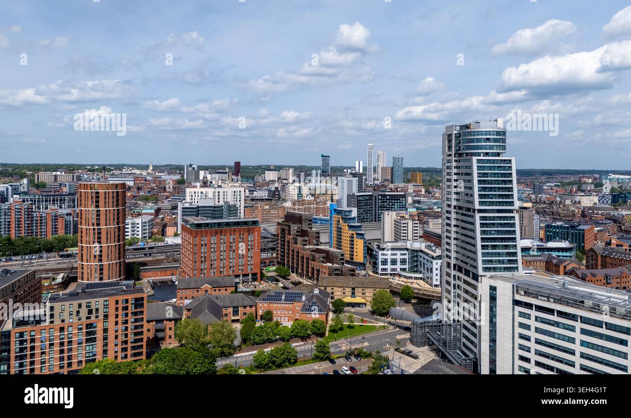 Leeds, West Yorkshire, Inghilterra. Vista a drone sul fiorente centro città e sulla moderna skyline dello Yorkshire. Foto Stock