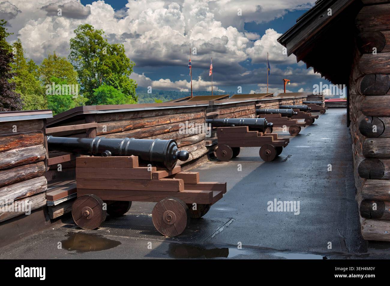 Il cannone storico si trova nei terreni ricostruiti del Fort William Henry Museum, una fortificazione coloniale britannica costruita durante i francesi e gli indiani Foto Stock