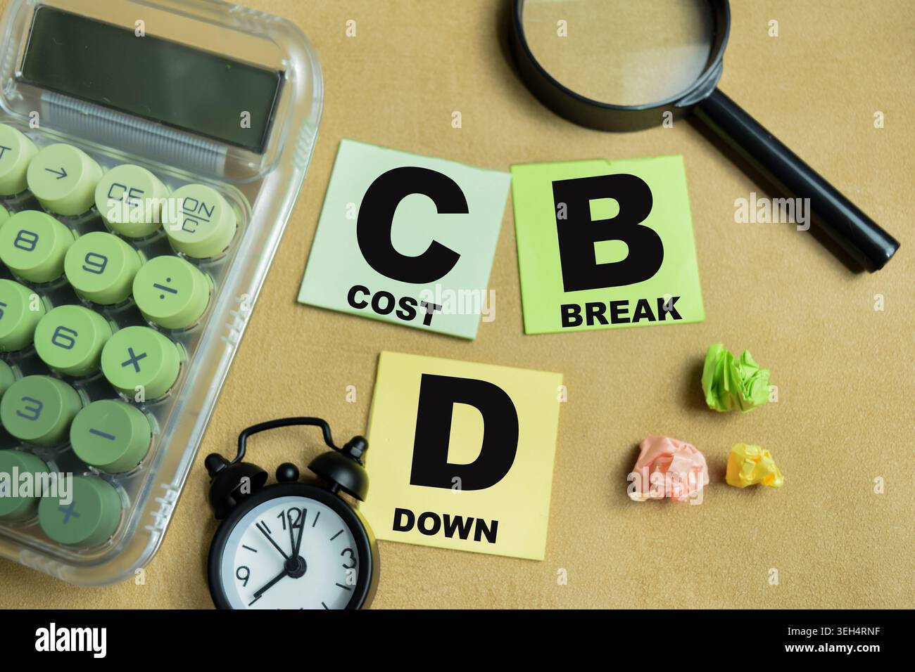 Concetto di CBD - riduzione dei costi scrivere su note adesive isolate su un tavolo di legno. Foto Stock