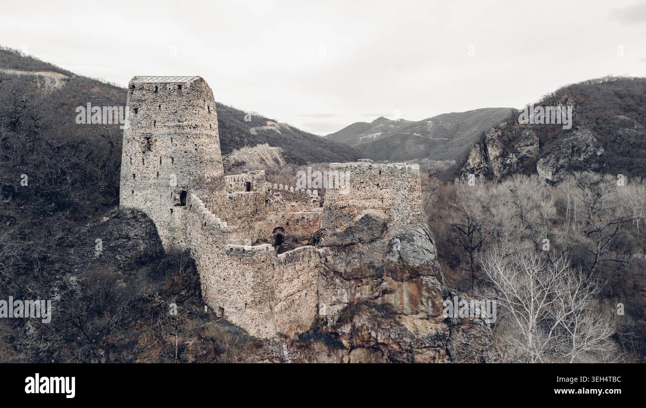La fortezza di Khuluti, una fortezza medievale in pietra situata nella regione montuosa della Georgia. Foto Stock