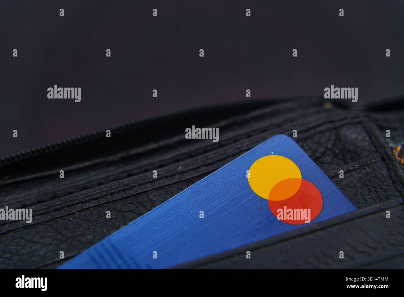 Lahti, Finlandia - 21 febbraio 2026 - primo piano di una carta di credito Mastercard blu all'interno di un portafoglio nero Foto Stock