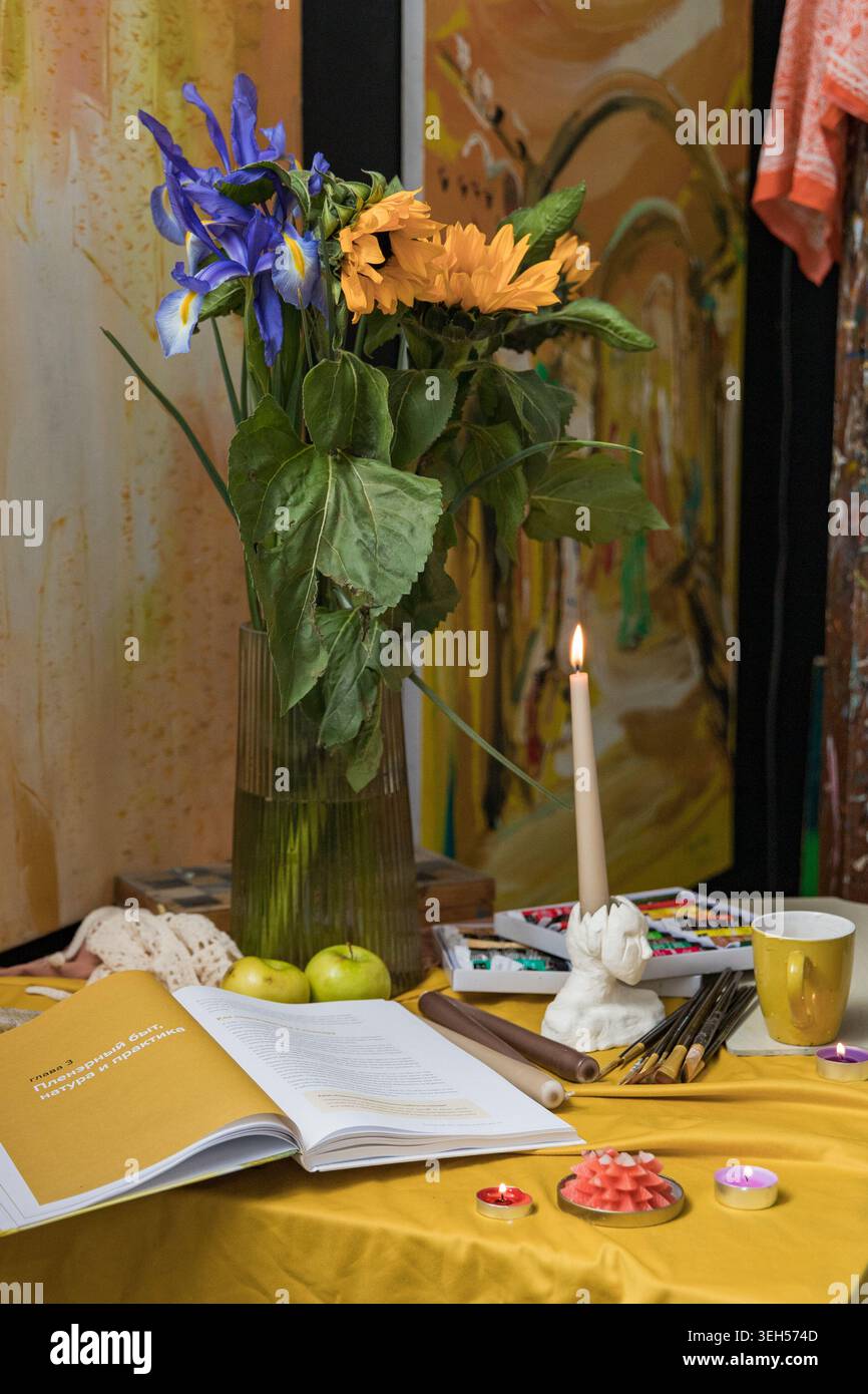 Studio d'arte STILL Life con strumenti di pittura, candele e fiori Foto Stock