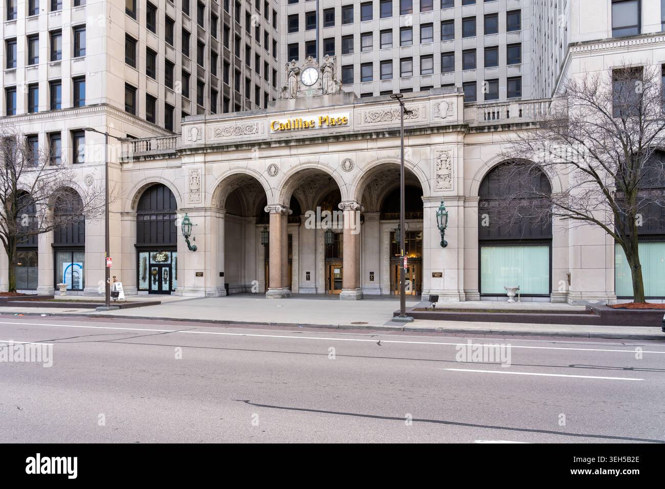 Cadillac Place su West Grand Boulevard a Detroit, Michigan, Stati Uniti. Foto Stock
