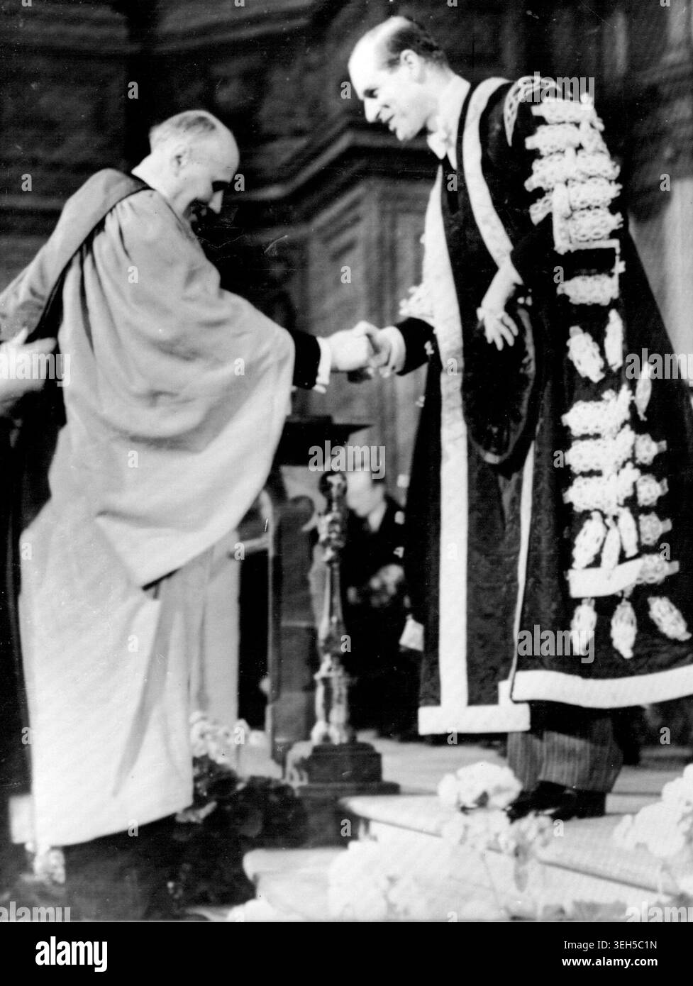 Un piacere per il Duca -- dopo la cerimonia in cui è stato eletto Cancelliere dell'Università di Edimburgo, il Duca di Edimburgo stringe la mano al suo ex preside, il Dottor Kurt Hahn, al quale il Duca ha conferito la laurea honoris causa di Dottore in legge La scuola di Hahn a Salem, in Germania, era un modello per quel tipo di istruzione moderna che combina l'allenamento della mente con l'incoraggiamento delle virtù morali e fisiche. 4 novembre 1953. Foto Stock