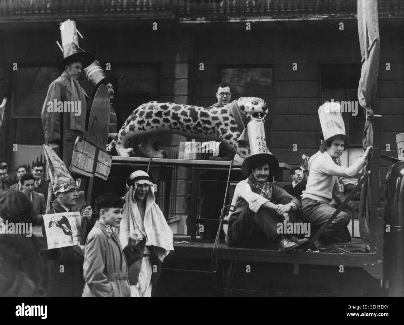 "Rag" degli studenti nella giornata internazionale - gli studenti del Queen Mary's College con la loro mascotte in processione questa mattina. Gli studenti di Londra erano fuori in vigore questa mattina, tenendo il loro spettacolo per celebrare la giornata internazionale degli studenti con una processione dall'Università di Londra attraverso Marylebone, Holborn e St. Pancras. 17 novembre 1948. (Foto di Fox). Foto Stock